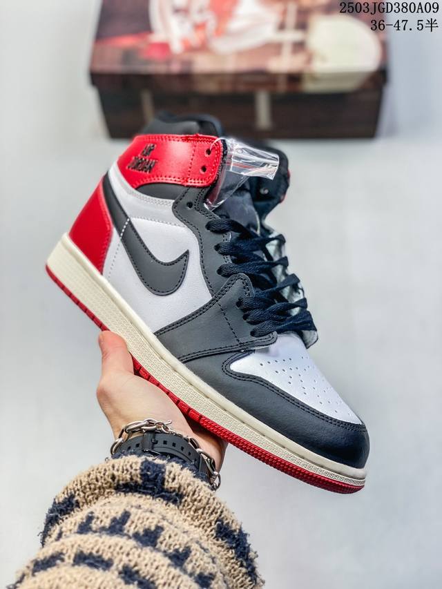 160 真标耐克女款运动板鞋 Nike Air Jordan 1 Retro High Og 乔丹一代Aj1 乔1 Aj1 篮球鞋复刻运动鞋。皮面高帮板鞋的设计