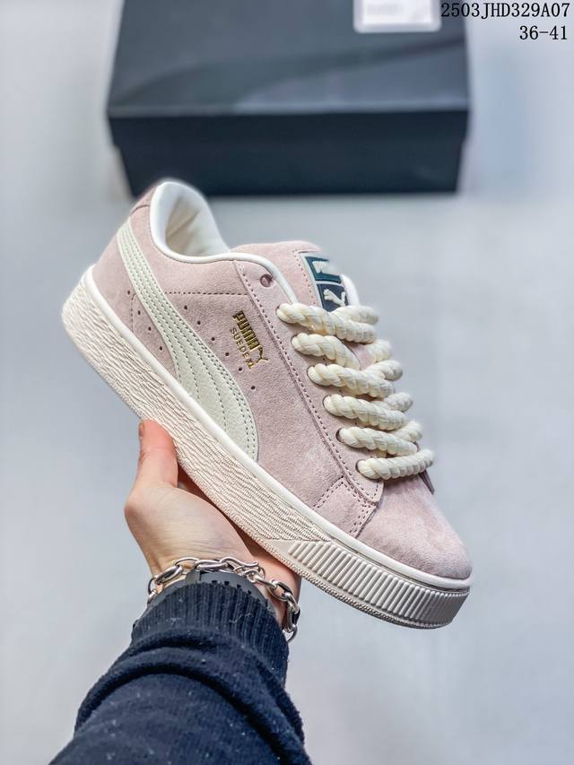 170 Puma Suede Xl 彪马新款面包鞋男女同款复古休闲板鞋 鞋身通体采用细腻的麂皮材质 厚实柔软 质感出众 鞋侧保留Puma标志性跑道图案 侧面与后 - 点击图像关闭