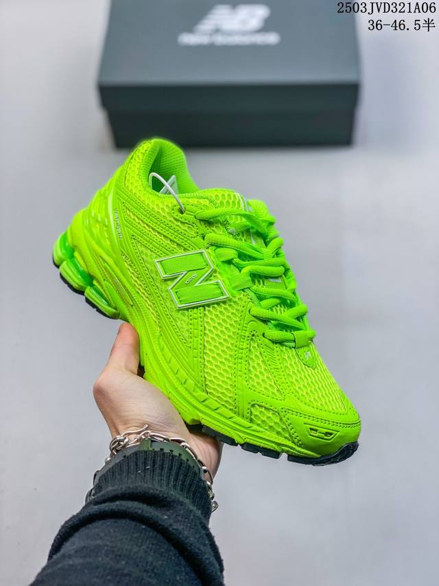 220 新百伦New Balance 1906系列复古老爹风休闲运动慢跑鞋 M1906Rb 采用轻质牛剖革拼接透气网眼衬垫织物鞋面材质 T-Beam大底提供足步