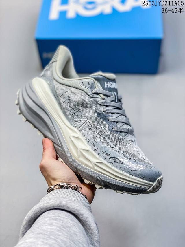 200 Hoka Stinson7 这个品牌来自于新西兰的毛利语，Hoka表示大地，One One表示飞越，连起来就是飞越地平线，One One不是读作“万万”