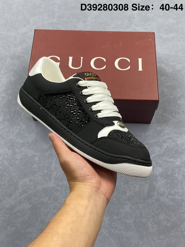 200 公司级Gucci/古驰2025新款水晶低帮休闲运动板鞋男女同款脏脏鞋 时尚圈风云变幻，总有一些经典单品能稳稳扎根，Gucci 古驰的 Screener