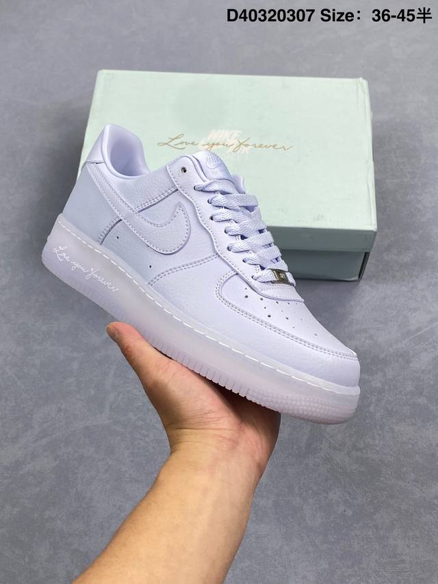 220 公司级 耐克Nike Air Force 1“07空军一号低帮百搭休闲运动板鞋。柔软、弹性十足的缓震性能和出色的中底设计，横跨复古与现代的外型结合，造就