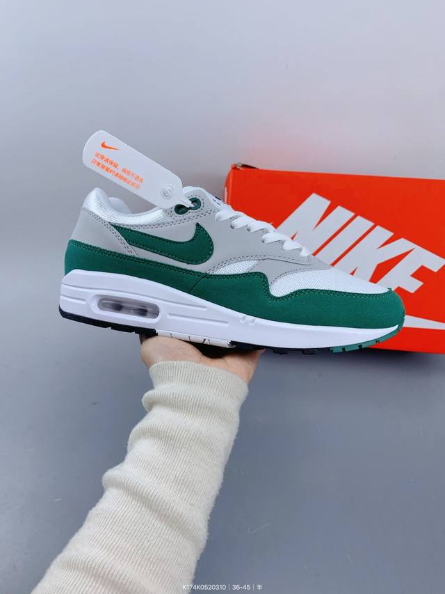 ：260 公司级Nike Air Max 1 耐克气垫 缓震 耐磨运动鞋 鞋身材质均选择皮革 织物 麂皮多种材质覆盖 保证质感的前提下 层次感也相当不错 带有开