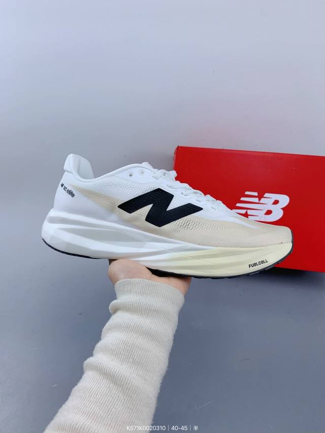 ：200 公司级新百伦New Balance W880系列复古老爹风休闲运动慢跑鞋 880系列是New Balance的次顶级缓震跑鞋，脚感软弹舒适，缓震性和