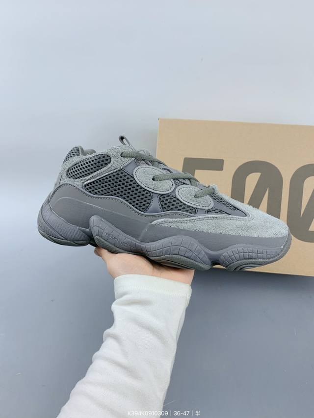 ：180 阿迪达斯Adidas Yeezy Desert Rat 椰子500 原纸板原档案原楦头开模打造，鞋面采用皮革、磨砂小牛皮、麂皮和网眼三种材质打造，以