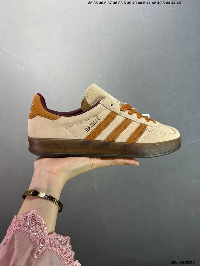 160 Adidas Originals Gazelle Indoor 棕灰色 此款鞋延续了橡胶外底和经典款式的传统。优质绒面革鞋面和标志性的3条纹采用明亮的对