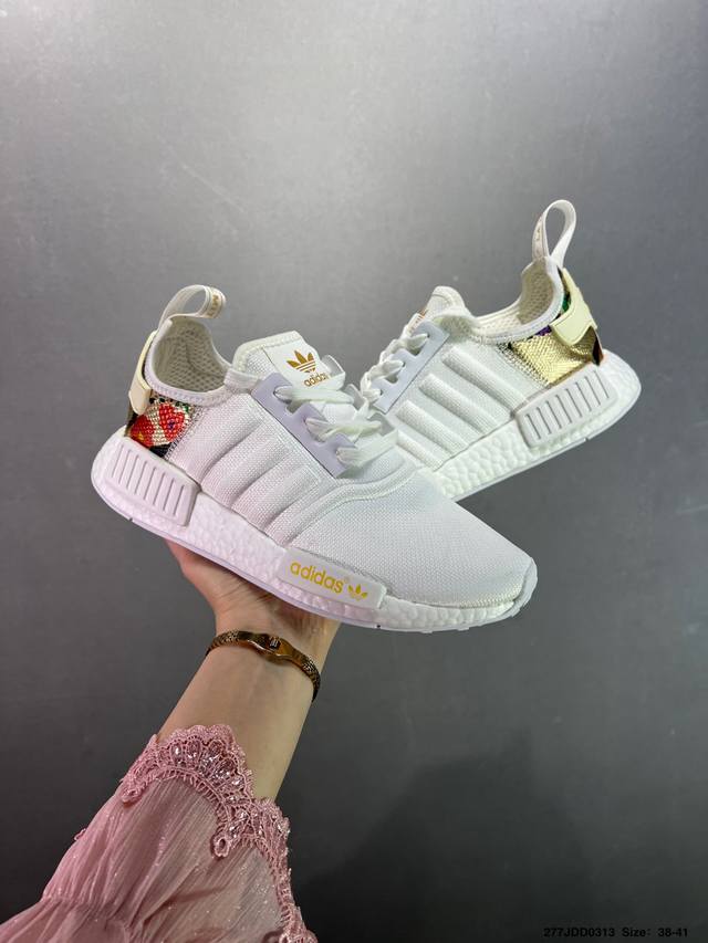 130 特价Adidas Boost Nmd R1 系列 弹力针鞋织面 原高 装弹Boost颗大粒底 缓震能性卓越 体质盈轻且抗冲击 整 双鞋子的透气和性舒适完