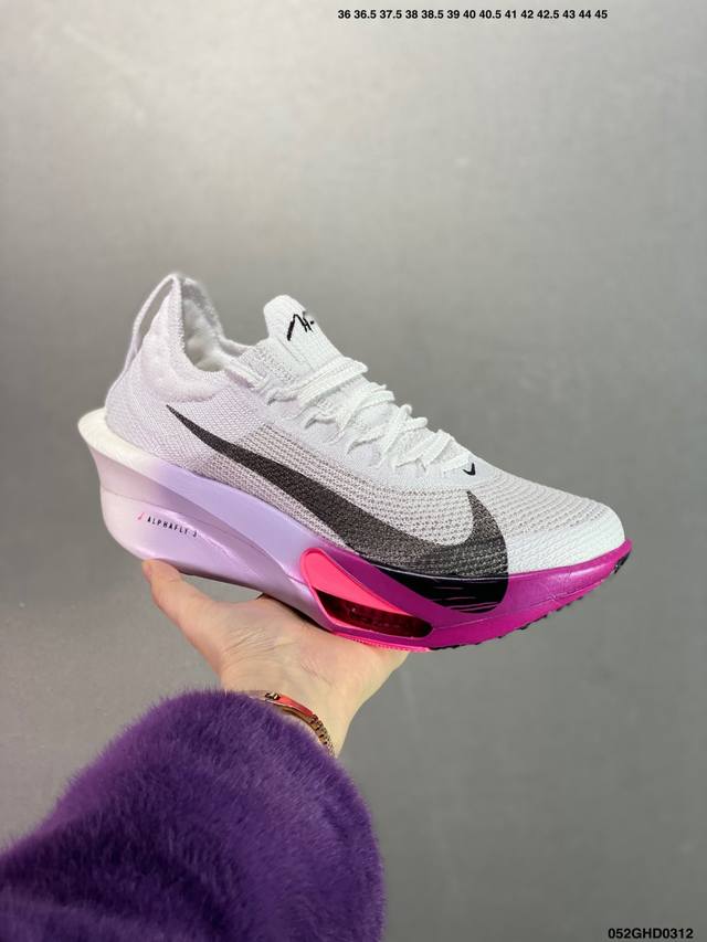 300 核心私 公司级新品发布 Nike Air Zoom Alphafly Next% 2 整体采用前作的设计语言，并且对后者的细节进行升级，马拉松和长距离