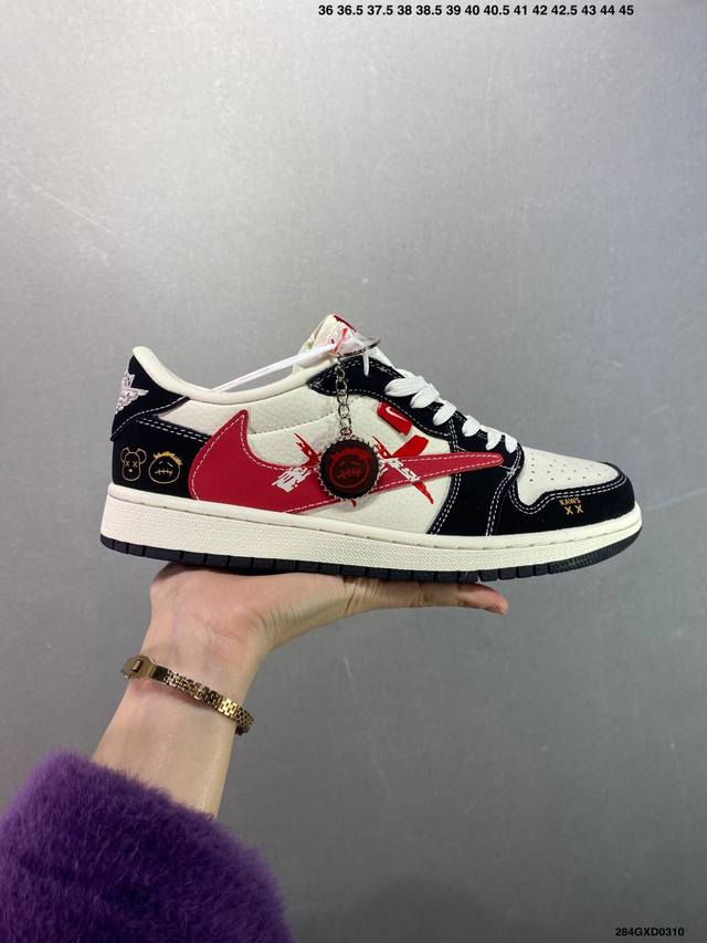 310 公司级Be@Rbrick X Air Jordan 1 Low 涂鸦红勾 此款主张打破传统的工业化流水线设计限制，以Made By Ideas的超级创意