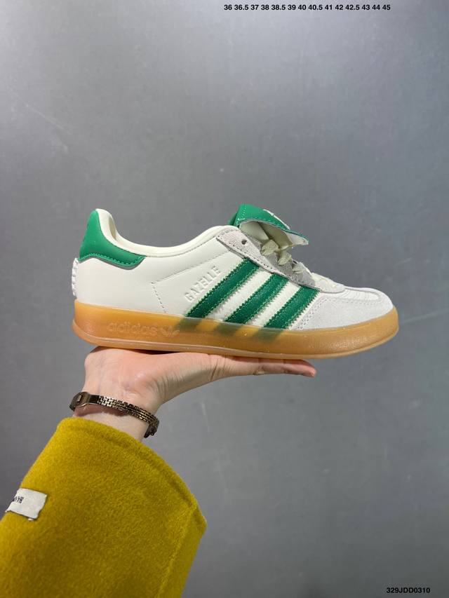 130 Adidas Gazelle Indoor 人气单品 无论是外出漫步还是宅家休憩，这款Adidas Gazelle系列室内经典运动鞋鞋，力求让时尚型格伴