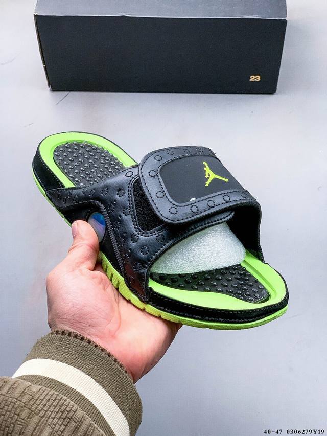 集图 140 Air Jordan Hydro Xiii Retro Slides Aj13 运动拖鞋 乔丹13 经典的13代配色装扮 加上可调节的搭带 Tpr