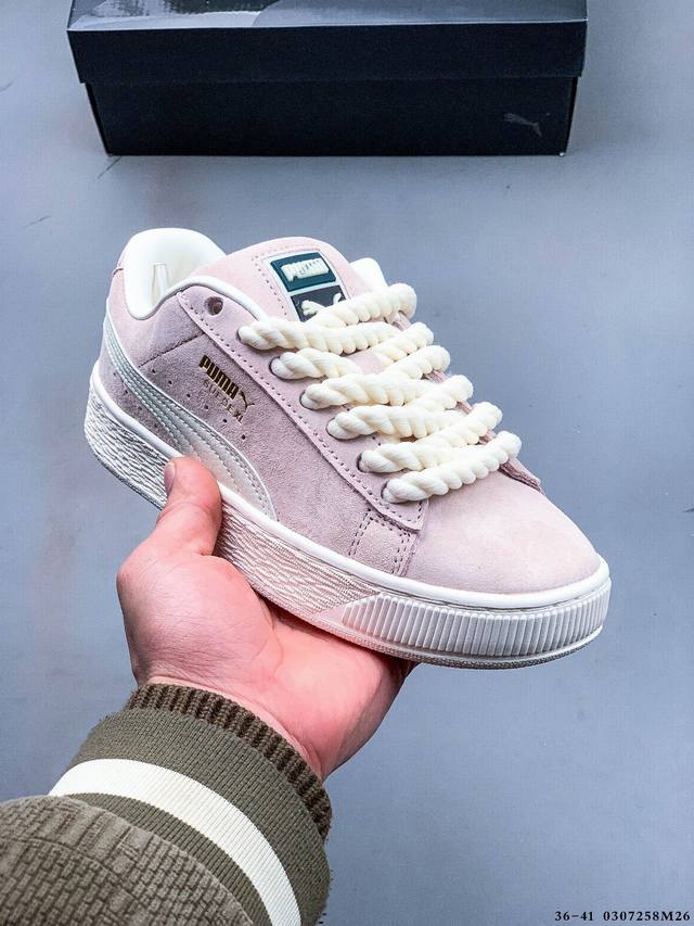 180 彪马Puma Suede Xl 全新休闲板鞋！鞋身通体采用细腻的麂皮材质，厚实柔软，质感出众；鞋侧保留Puma标志性跑道图案，侧面与后跟点缀金属色Pum