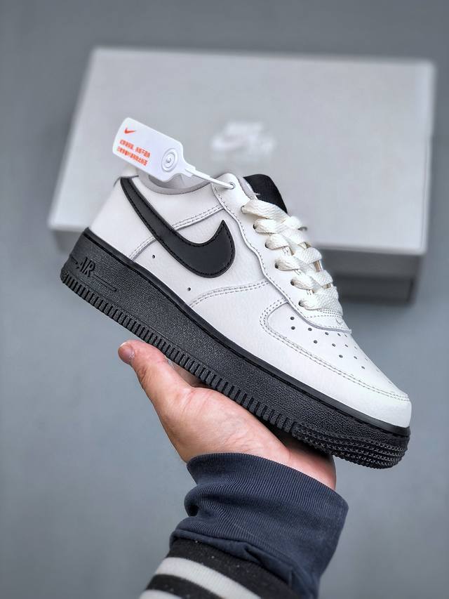 320支持放店 Nike Air Force 1“07空军一号低帮百搭休闲运动板鞋。柔软、弹性十足的缓震性能和出色的中底设计，横跨复古与现代的外型结合，造就出风