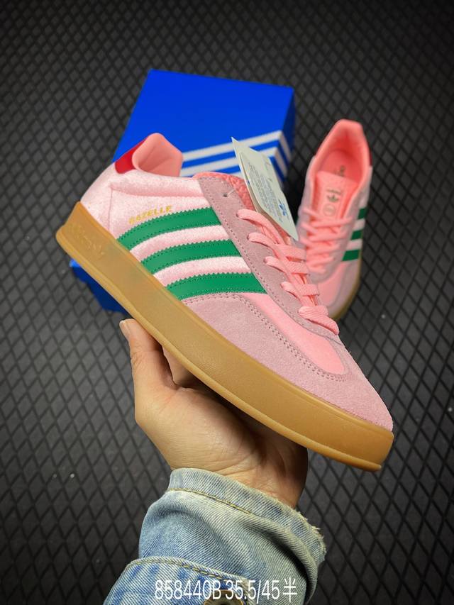 180 B支持放店 公司级Adidas Originals Gazelle Indoor 金丝绒 三叶草休闲防滑耐磨低帮板鞋 鞋头出色设计 塑就出众贴合感 稳固