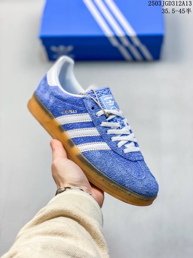 160 公司级Adlidas Originals Gazelle Indoor ”这款阿迪达斯运动鞋是 1979年 Gazelle Indoor 运动鞋的复兴，