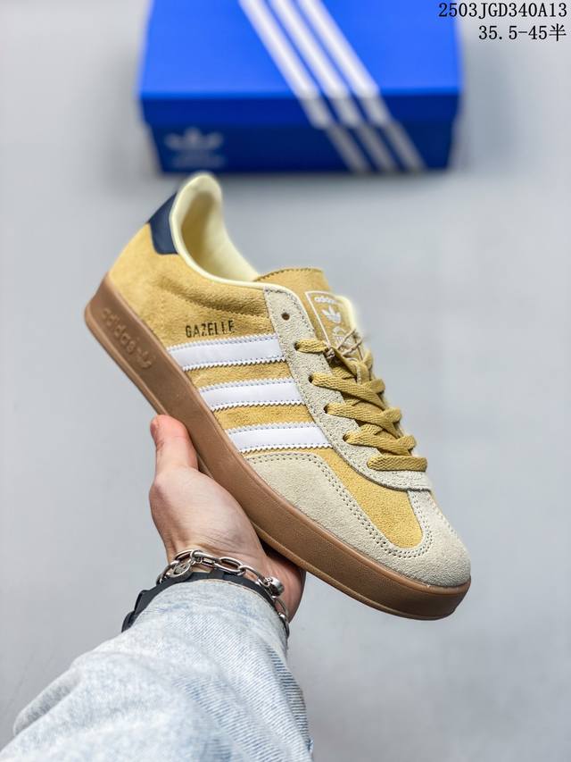 160 阿迪达斯 Adidas Originals Gazelle Indoor复古三叶草防滑透明橡胶板鞋经典运动鞋。这款经典鞋,忠于原版设计,缀撞色三条纹和鞋