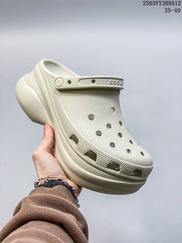 100 Crocs Classic Clog 卡骆驰休闲沙滩洞洞鞋拖鞋凉鞋泡芙鞋 透明防水袋包装 注意配件需单独购买 超轻Croslite专利材料打造 鞋面更加