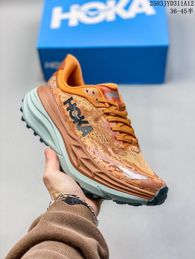 200 Hoka Stinson7 这个品牌来自于新西兰的毛利语，Hoka表示大地，One One表示飞越，连起来就是飞越地平线，One One不是读作“万万”