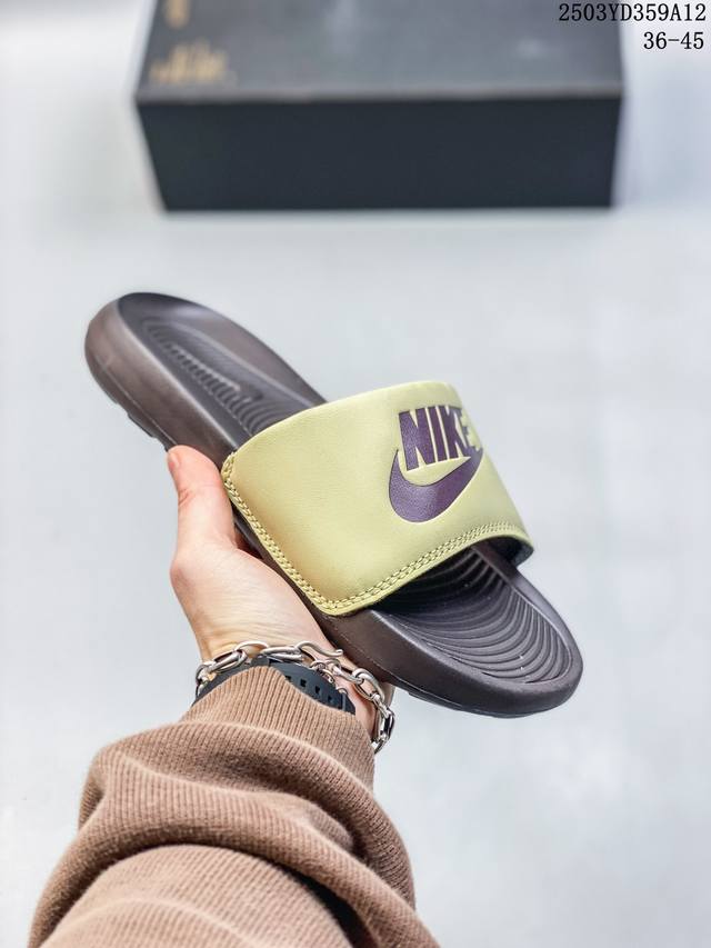 70 Nike Victori One Slide 耐克经典运动休闲沙滩拖鞋 尺码：36-45 编码：03Yd359A12 - 点击图像关闭