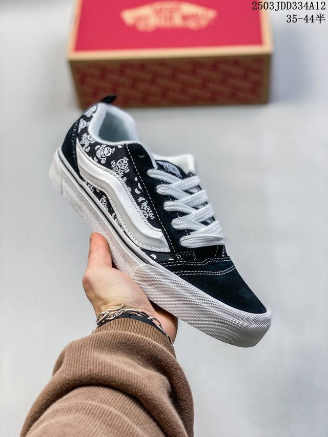 130 小熊猫面包鞋！ 万斯 Vans Knu-Skool Vr3 Lx 面包鞋 坎普尔·茱利安系列低帮复古硫化休闲运动板鞋“肥胖版大Logo 最为热门的鞋型之