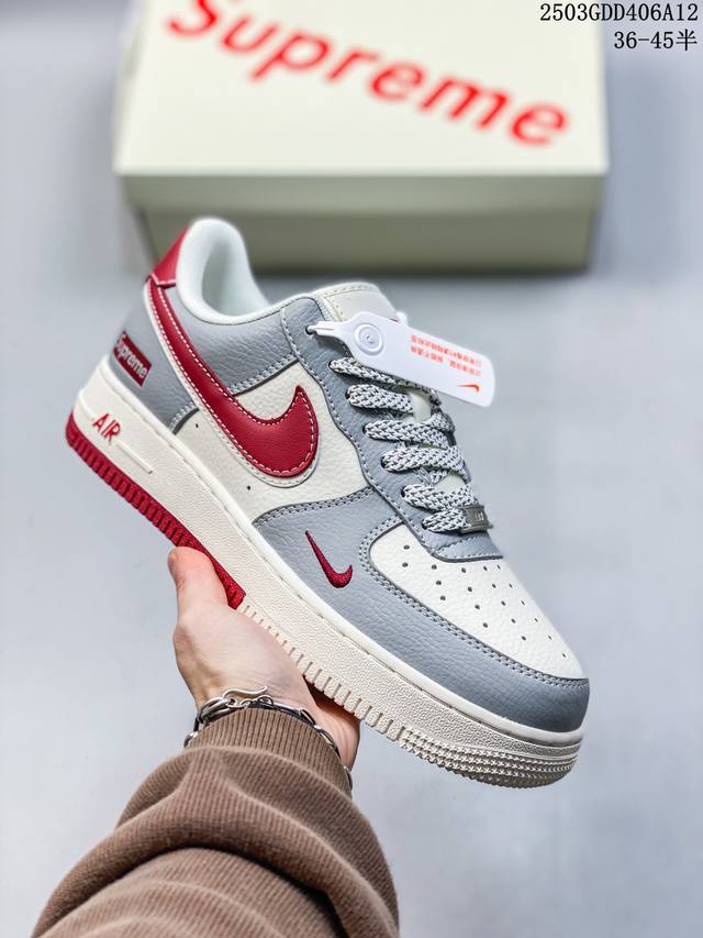 260 海外限量发售！公司级Nike Air Force 1 '07 Low “Supreme联名——米灰红双勾”空军一号 低帮 运动鞋 休闲鞋 折边针车 工艺 - 点击图像关闭