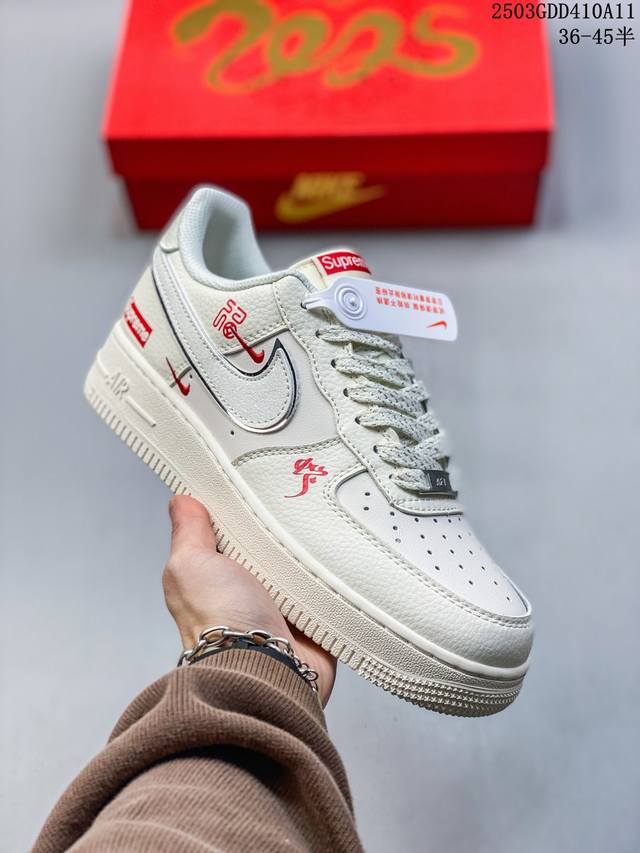 260 限量发售！ Air Jordan 1 Low Aj1乔1低帮休闲板鞋， “黑勾黑棕绒面配色-北面联名定制款” 个性的设计风格以及品牌的经典元素 使其成为