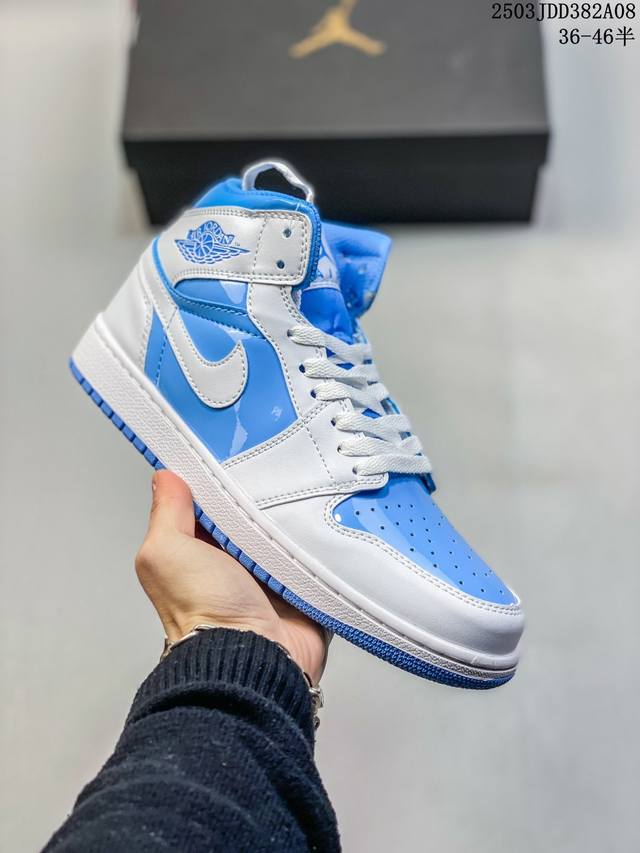 130 真标耐克女款运动板鞋 Nike Air Jordan 1 Retro High Og 乔丹一代Aj1 乔1 Aj1 篮球鞋复刻运动鞋。皮面高帮板鞋的设计