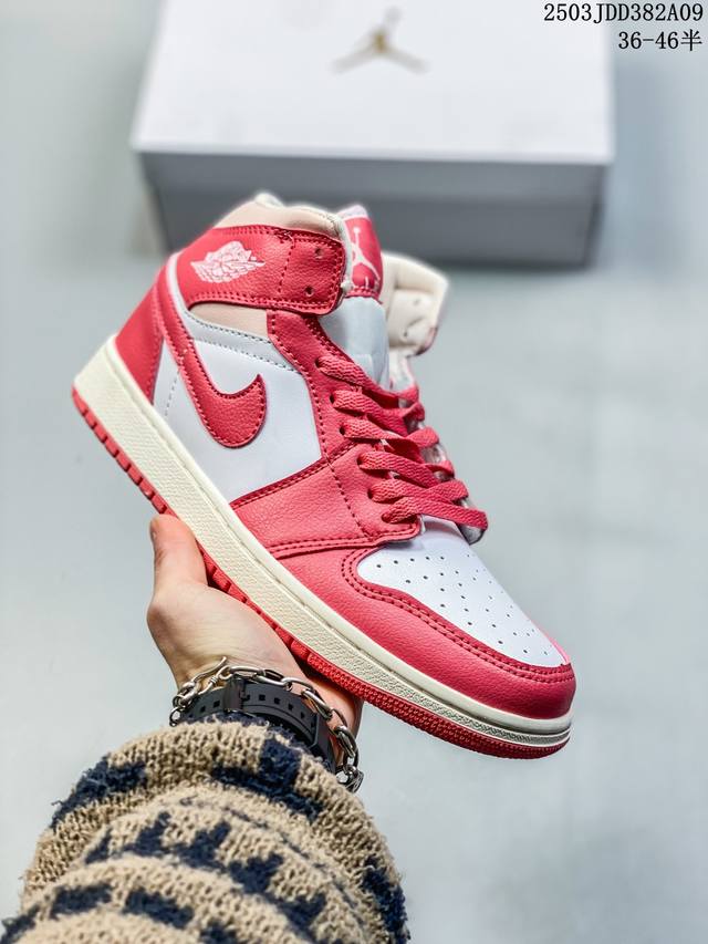 130 真标耐克女款运动板鞋 Nike Air Jordan 1 Retro High Og 乔丹一代Aj1 乔1 Aj1 篮球鞋复刻运动鞋。皮面高帮板鞋的设计