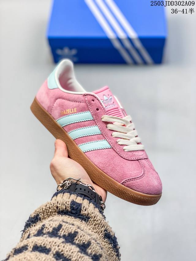 130 阿迪达斯 Adidas Originals Gazelle Indoor 复古三叶草防滑透明橡胶板鞋经典运动鞋。这款经典鞋,忠于原版设计,缀撞色三条纹和