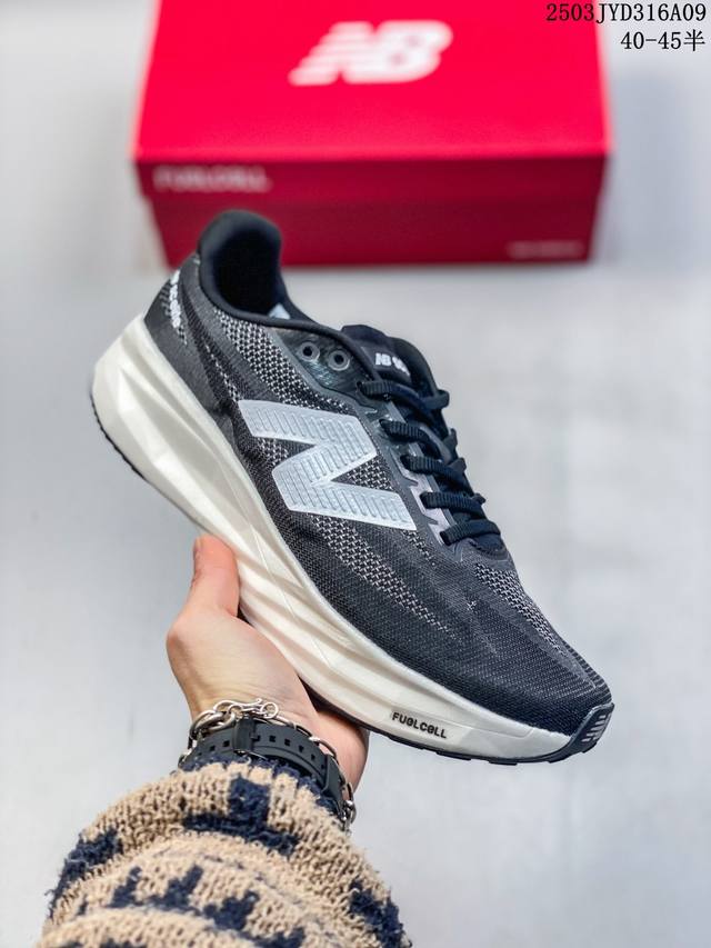 200 公司级新百伦New Balance W880系列复古老爹风休闲运动慢跑鞋 880系列是New Balance的次顶级缓震跑鞋，脚感软弹舒适，缓震性和稳定