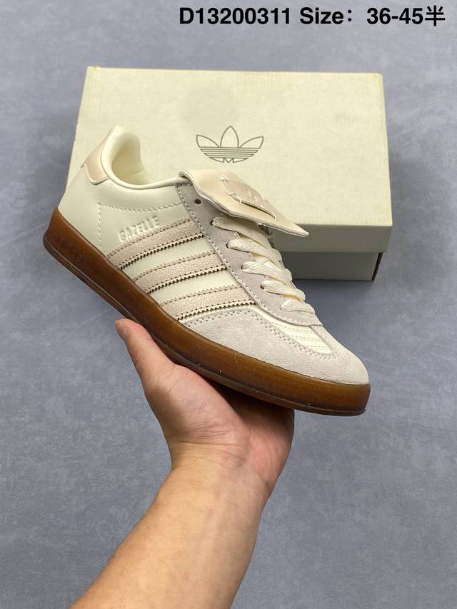 140 阿迪达斯 （Adidas）中性三叶草Gazelle系列休闲鞋男女经典运动鞋 大鞋舌 德训鞋。鞋身柔软皮革材质和简单百搭的特点，让 Gazelle 一直活