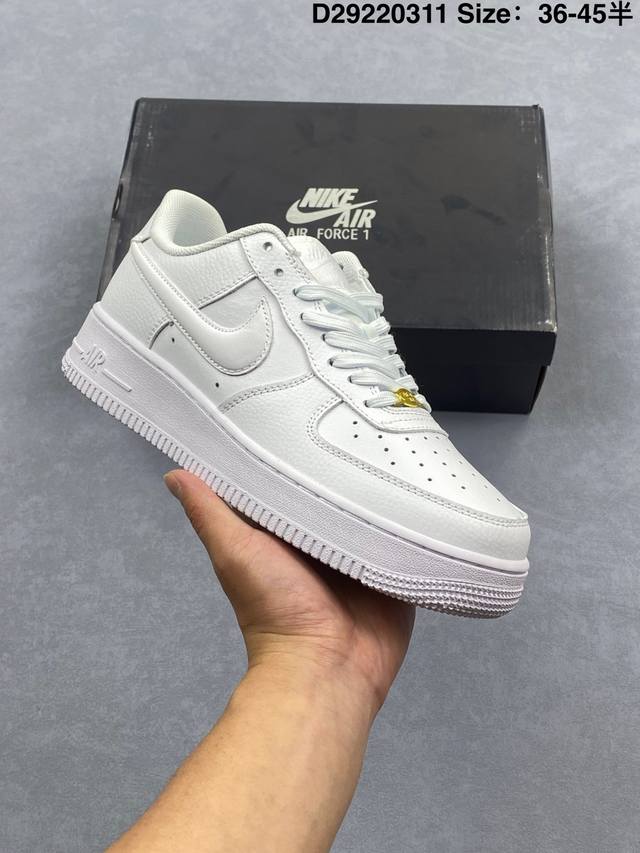 160 真标耐克Nike Air Force 1“07蛇年限定空军一号低帮百搭休闲运动板鞋。柔软、弹性十足的缓震性能和出色的中底设计，横跨复古与现代的外型结合，