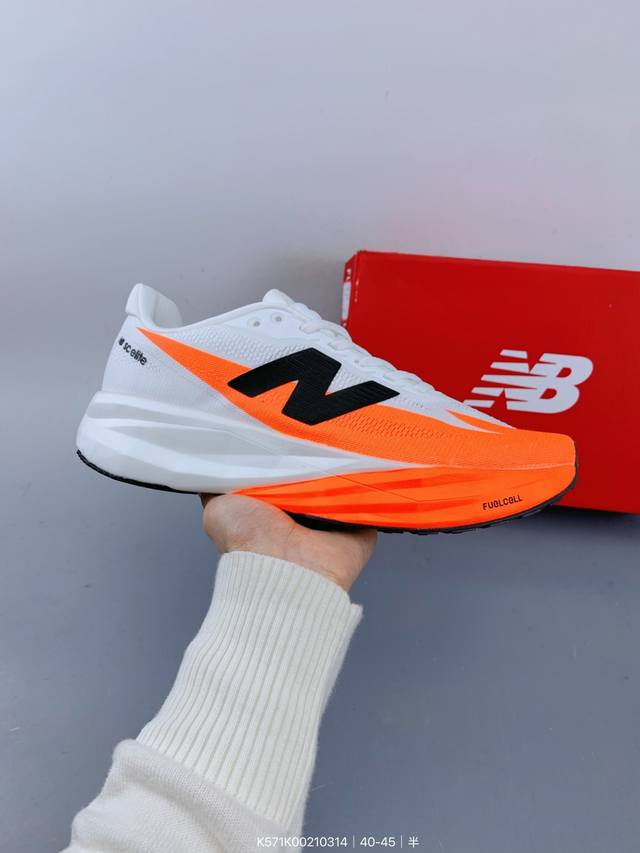 ：200 公司级新百伦New Balance W880系列复古老爹风休闲运动慢跑鞋 880系列是New Balance的次顶级缓震跑鞋，脚感软弹舒适，缓震性和