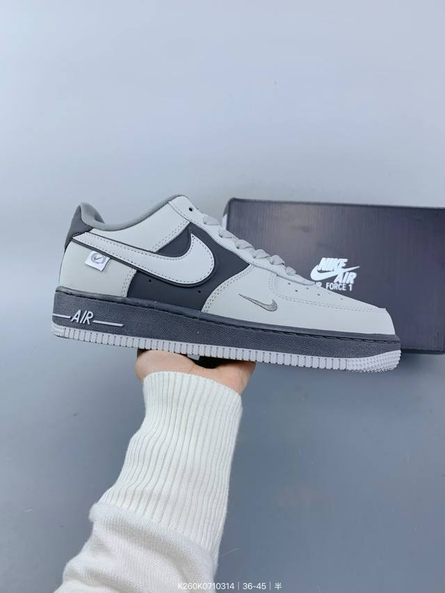 ：160 耐克Nike Air Force 1 Low 空军一号低帮百搭休闲运动板鞋。柔软、弹性十足的缓震性能和出色的中底设计，横跨复古与现代的外型结合，造就出