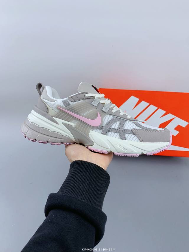 ：200 真标耐克Nike V2K Run跑步鞋复古风潮 网面透气运动鞋 紧致的鞋面材质提供良好的包裹性鞋侧 Swoosh以及鞋头部分搭配增添不少亮点的镀铬细节