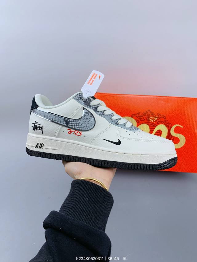 ：260 耐克 Nike Air Force 1“07空军一号低帮百搭休闲运动板鞋。柔软、弹性十足的缓震性能和出色的中底设计，横跨复古与现代的外型结合，造就出风