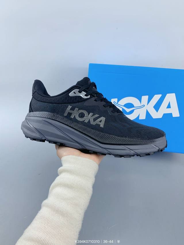 ：160 Hoka One One 新款减震透气运动慢跑鞋 简约时尚休闲 男女款冬户外畅行防水徒步鞋Transport Gtx 舒适登山鞋这款跑鞋采用先进的3D