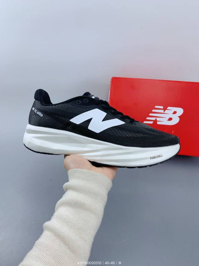 ：200 公司级新百伦New Balance W880系列复古老爹风休闲运动慢跑鞋 880系列是New Balance的次顶级缓震跑鞋，脚感软弹舒适，缓震性和稳