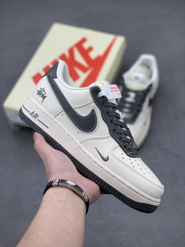 本地自取340 海外限量发售！公司级Nike Air Force 1 '07 Low “斯图西联名--米灰云母”空军一号 低帮 运动鞋 休闲鞋 折边针车 工艺难 - 点击图像关闭