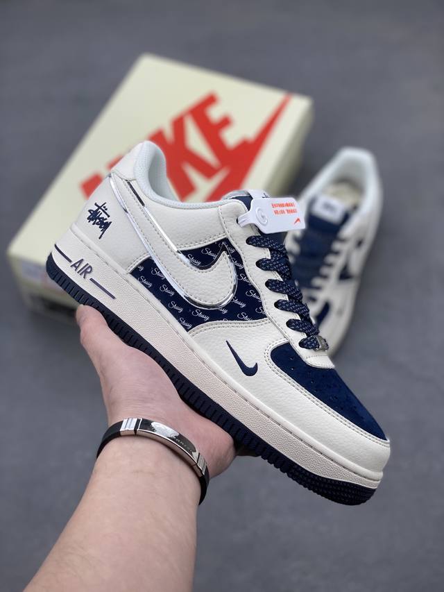 本地自取260 海外限量发售！公司级Nike Air Force 1 '07 Low “斯图西联名--米白蓝英文”空军一号 低帮 运动鞋 休闲鞋 折边针车 工艺