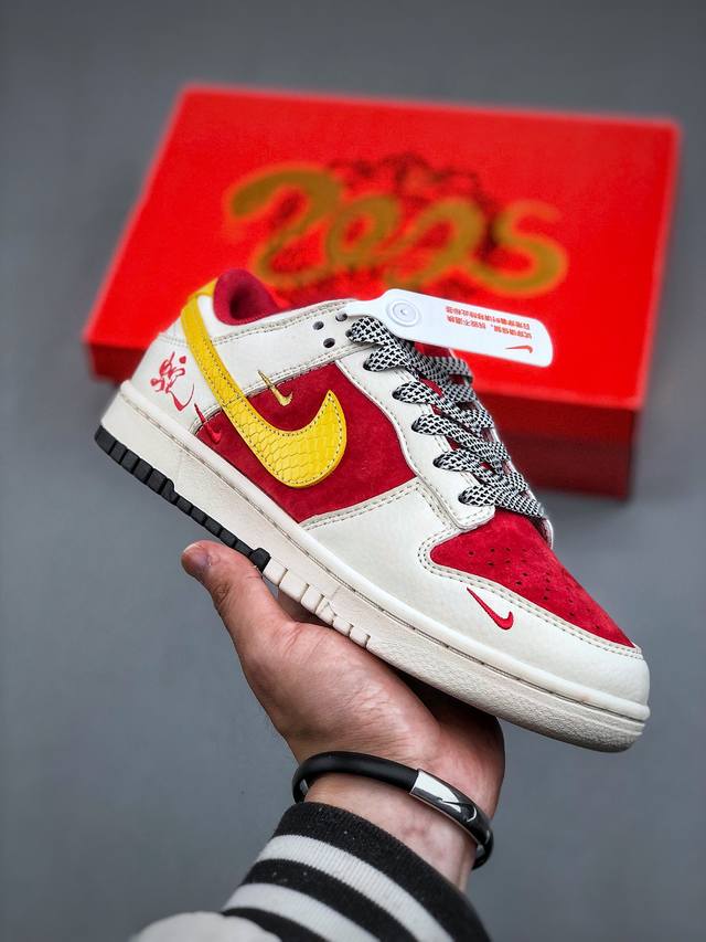 310 Nike Sb Dunk Low 蛇年限定 白红金三小钩满天星纯原大厂出品 极力推荐原装头层材料 独家版型蒸餾加工帶來的是更好的视觉和脚感体验大厂纯原品 - 点击图像关闭