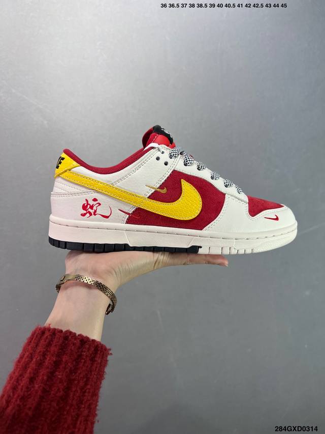 310 公司级Nike Dunk Low 蛇年限定 猪八黄勾 此款主张打破传统的工业化流水线设计限制，以Made By Ideas的超级创意为理念，集结众多潮流