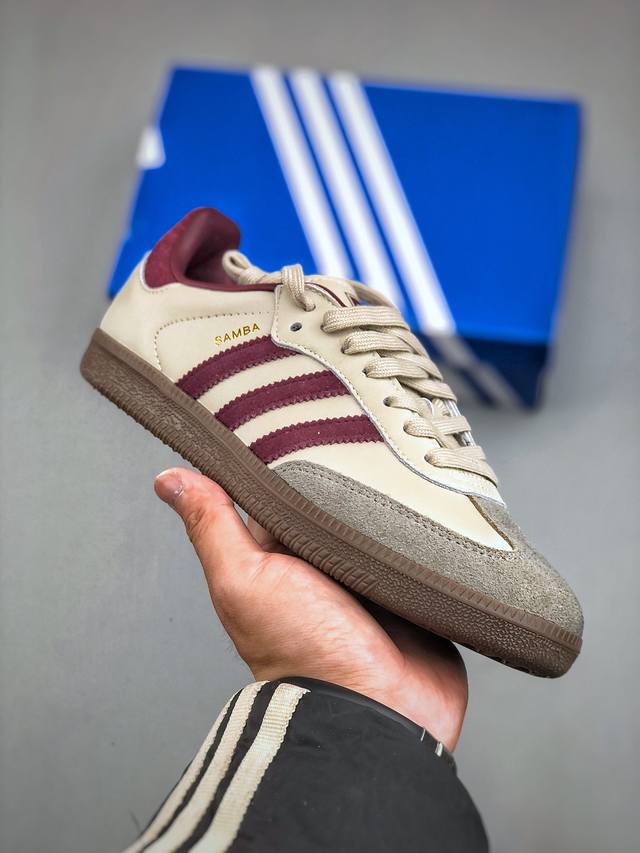 180 Adidas Samba Og 复古桑巴板鞋 这款桑巴鞋展示了高质量的工艺 带有装饰的超锁缝制和无缝的手感 柔软、柔软的皮革造型和标志性的3条纹完成了精