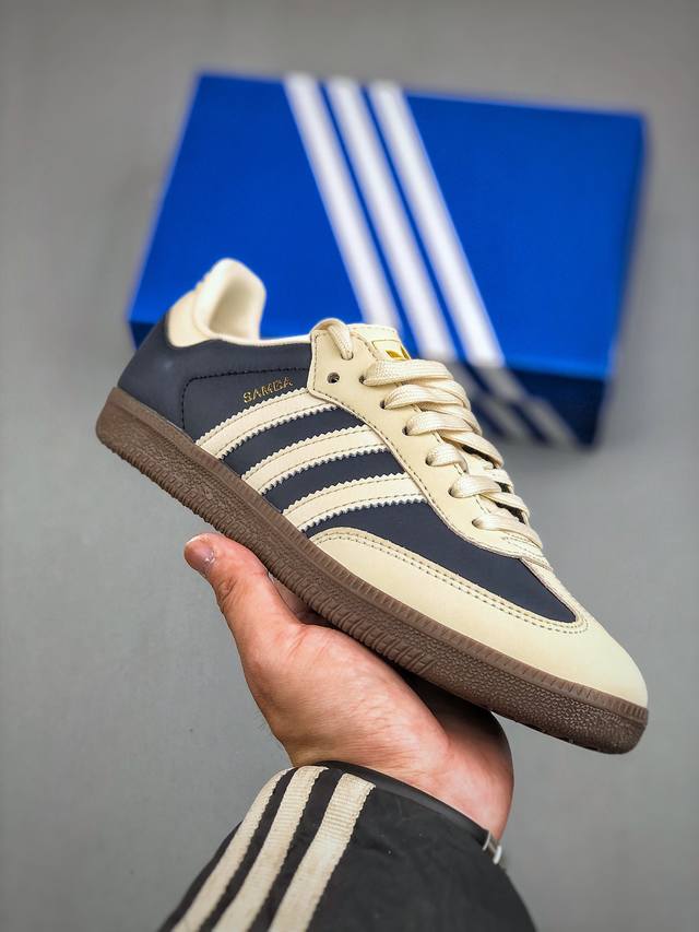 180 Adidas Samba Og 复古桑巴板鞋 这款桑巴鞋展示了高质量的工艺 带有装饰的超锁缝制和无缝的手感 柔软、柔软的皮革造型和标志性的3条纹完成了精