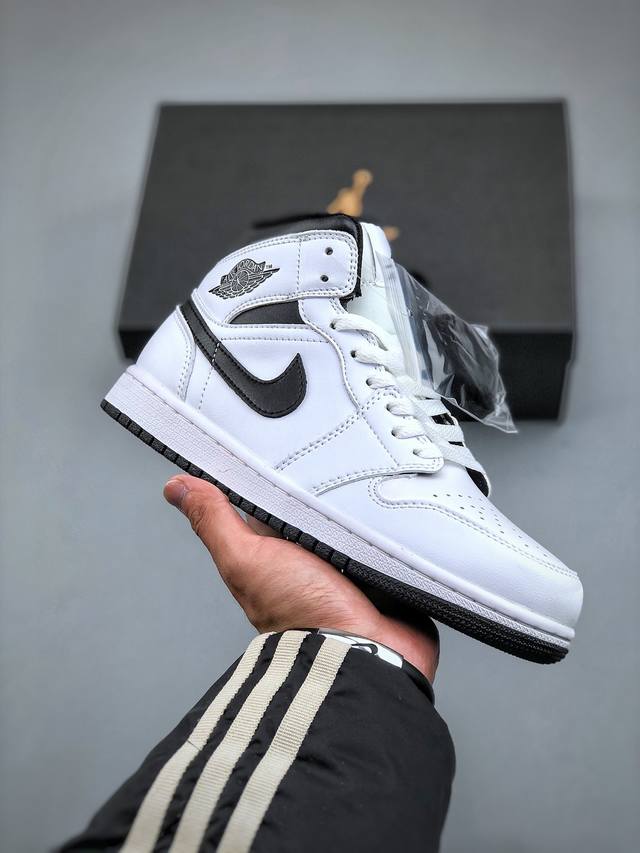 Air Jordan Aj1 Mid 中帮 白黑色 原厂内置全掌气垫 A模大底 头层小牛皮 鞋舌aj原厂专用牛津布+Aj专用反口珍珠布+原厂无杂质高弹内里海棉