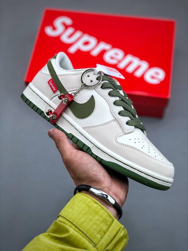 Supreme X Nk Dunk Low 联名款-米绿色 Sb低帮休闲板鞋 Fc1688-142 #海外官方同步发售美国街头滑板鞋潮牌 红底白色的独特logo