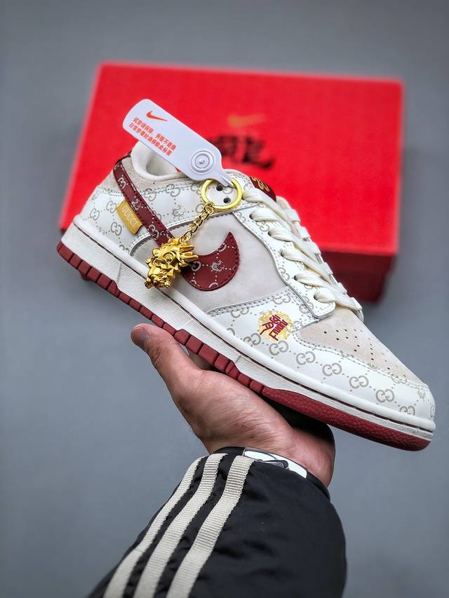 Gucci X Nike Dunk Low 红龙此款主张打破传统的工业化流水线设计限制 以made By Ideas的超级创意为理念 集结众多潮流设计师 结合时