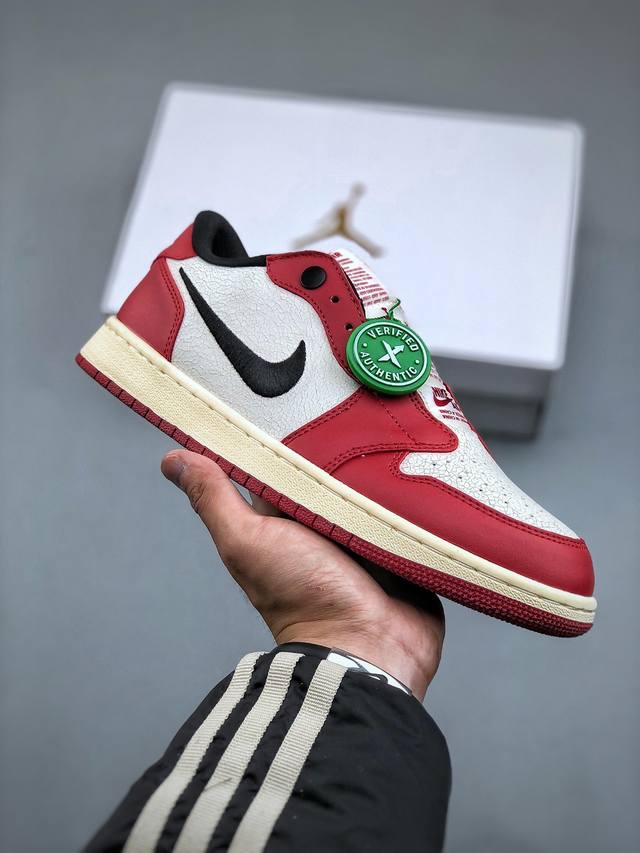 Air Jordan 1 Low Slip Shadow 全新配色刺绣勾 解构风 乔丹篮球鞋系列 这款特别版采用无鞋带设计 容易穿脱 更有独特刺绣swoosh标