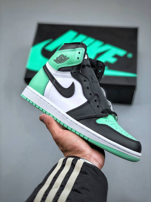 Air Jordan 1 High Og Green Glow 薄荷绿鞋款结合了白色 黑色和荧光绿配色组合 经典的 Black Toe 拼色设计 类似2023年