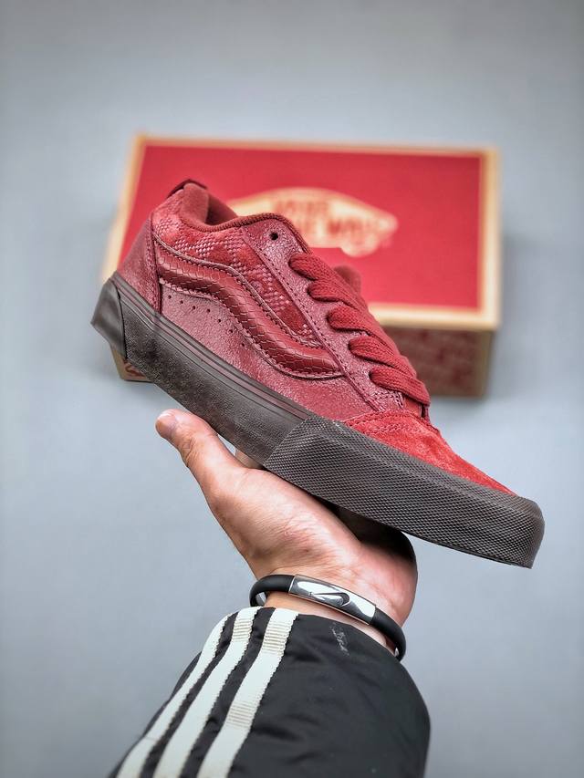 Vans Knu Skool 面包鞋龙年生肖限定款 一年一度vans期待指数最高的生肖款来了 以复古红为主色调加持鸿运 红色凸启侧边条纹化身龙鳞细节 特制的龙年